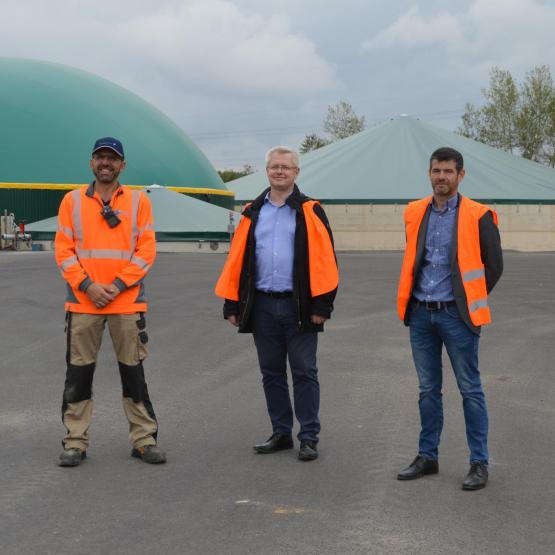 Hervé Davanne, responsable d’exploitation du site de Landres, Grégory Baczynski, directeur des opérations, et David Meder, directeur terrain chez EMC2. Photo : H.Flamant