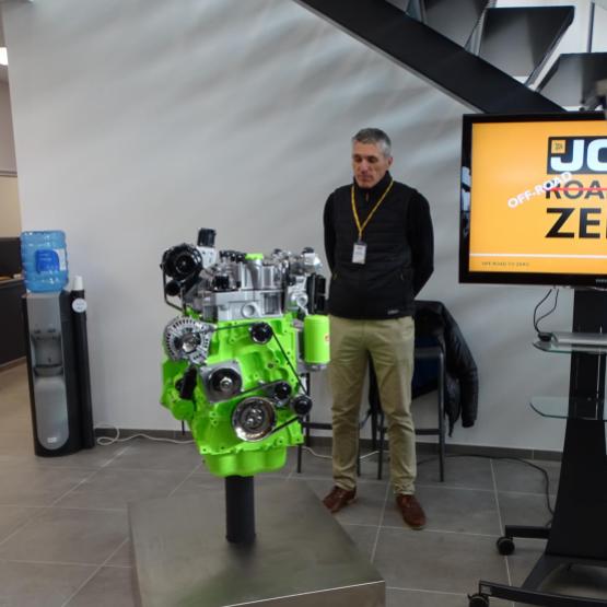Le moteur à hydrogène présenté par Benoît Maheut, directeur du service clients de JCB France. Photo : JL.Masson.