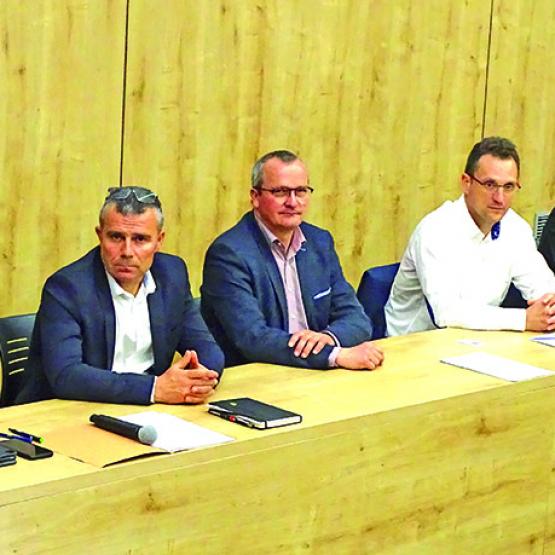 Didier Lemarquis (DG adjoint), au pupitre ; à la tribune : Jean-Marc Oudot (vice-pdt et pdt de la commission machinisme), Bruno Colin (vice-pdt), Pierre-Yves Simonin (pdt), Eric Chrétien (DG) et Pierre-Antoine Ferru (futur DG). Photo : JL.Masson