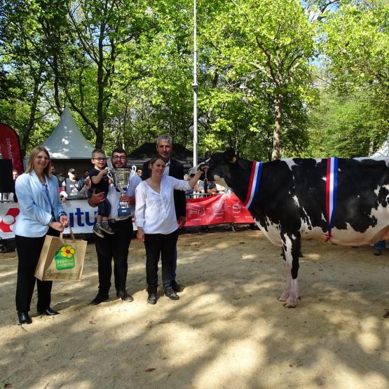 Ogresse et ses éleveurs reçoivent l’acclamation du public, le dimanche après-midi, lors de la remise des coupes. Photo : JL.Masson