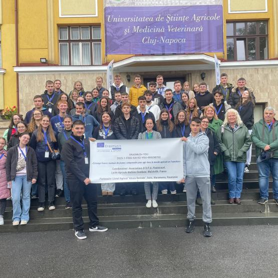 Les élèves de Pixerécourt et leurs homologues du lycée agricole technologique « Alexiu Berinde », de Seini, dans les Maramureș.