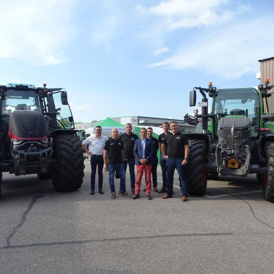 Les représentants des marques Fendt et Valtra, avec les démonstrateurs et animateurs commerciaux réunis autour d’Olivier Didelot, DG de Mecavista et Pierre-Antoine Ferru, DG du Groupe CAL. Photo : JL.Masson