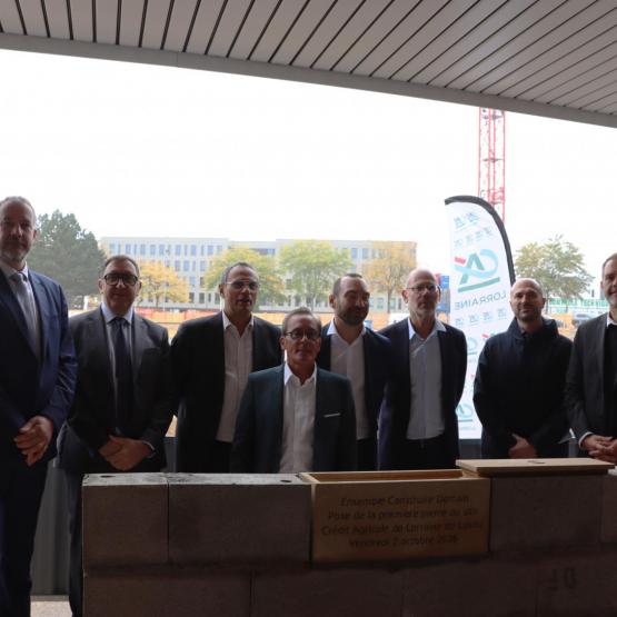 Pose officielle de la première pierre, en présence des dirigeants du Crédit Agricole de Lorraine, des principales entreprises partenaires - le cabinet GHA Architecte et le groupement Constantini/Fayat – ainsi que le maire de Laxou, Laurent Garcia.
