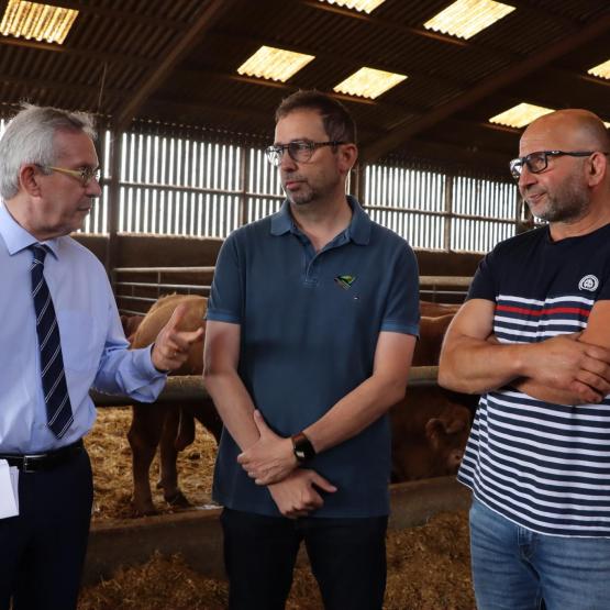 François Mansion (à d.), exploitant à Noviant-aux-Prés, et Jérémy Jenneson, président de la Cda 54 (au c.), ont explicité la situation de l’agriculture de Meurthe-et-Moselle au préfet, Yves Séguy. Photo : H.Flamant