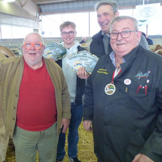L’académie de la viande a remis un prix à la boucherie Jacquot de St Nicolas-de-Port, pour l’achat d’une vache Parthenaise 2e  prix, du Gaec Gérard à Aroffe. Photo : DR