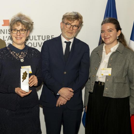 Isabelle Mangeot a reçu le Prix d’excellence 2024, le mardi 30 janvier, en présence du ministre de l’Agriculture, Marc Fesneau, du Président du CENECA, Jean-Luc Poulain (à g.) et de sa fille Lorraine (à d.). Photo : DR
