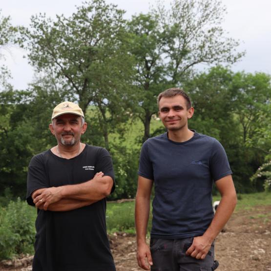 Adrien Regnard et son père, Jean-Charles. Ce dernier est à la tête de  la ferme Monplaisir, à Forcelles-Saint-Gorgon. Adrien prendra, à  terme, la suite de ses parents.