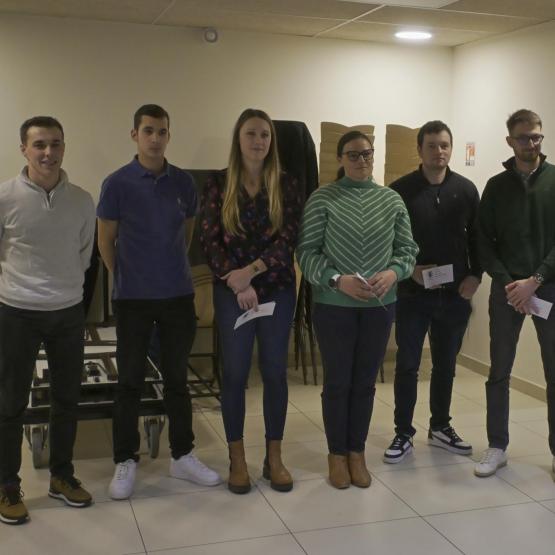 Des chèques remis à neuf jeunes éleveurs ont salué leur engagement dans la profession agricole. Photo : J.JORIS