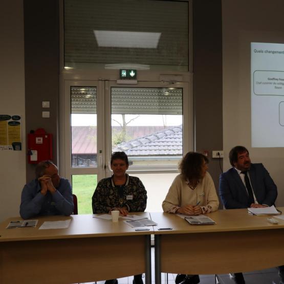 La table ronde a réuni (de g. à d.) : Thierry Weyer (Com’ com’ Moselle et Madon), Valérie François (Paysan Bio Lorrain), Sandrine Houin (Les Jadinettes), Grégory Grandjean (lycée de Dombasle) et Geoffrey Fournes (collège de Bayon). Photo : H.Flamant