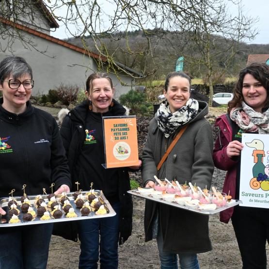 De g. à d. chez Saveurs Paysannes : Aurélie Pierson (productrice et adhérente), Catherine Barbier (co-présidente), Claire Merlin (productrice et adhérente en charge de la communication) et Chloé Norguet (co-présidente). 