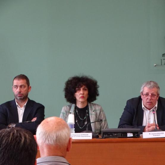 Jérémy Jenneson, président FDSEA ; Chaynesse Khirouni, présidente du Conseil départemental et Laurent Rouyer, président de la Chambre d’agriculture. Photo : JL.Masson