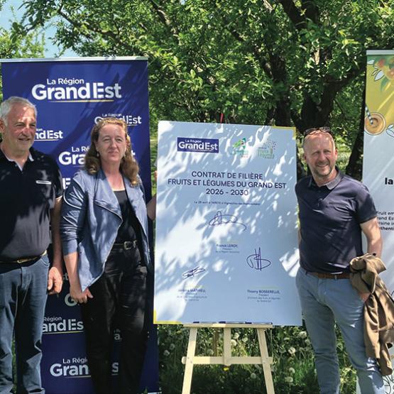 De gauche à droite : Thierry Bosserelle, Béatrice Moreau et Nicolas Pérotin lors de la signature du contrat de filière fruits et légumes 2026-2030. Photo : H.POUZET