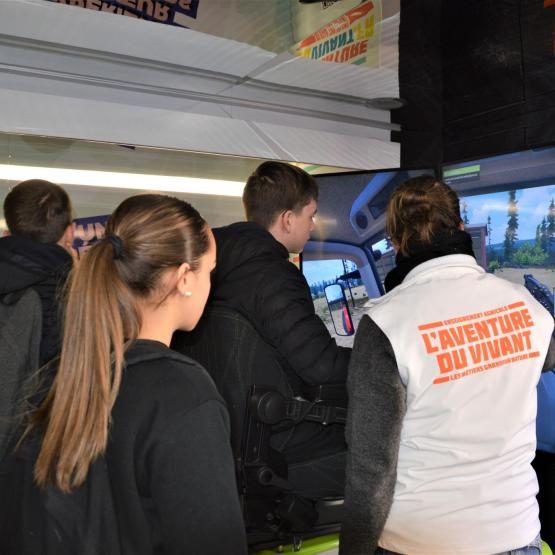 Carton plein pour le simulateur de tracteur. L’occasion de sensibiliser les jeunes aux métiers de l’agroéquipement. Photo : H.Flamant