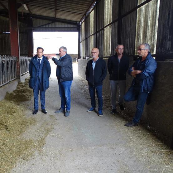 Premier contact avec l’agriculture locale à Essey-et-Maizerais pour le sous-préfet de Toul. Photo : JL.Masson