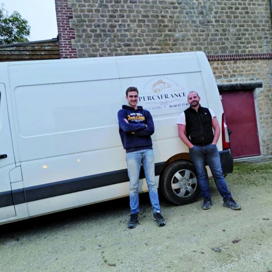 Gabriel et Julien ont le même souci du travail bien fait, ce qui permet à l’exploitant de souffler un peu. Photo Céline Barthélémy