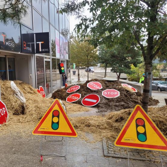 Fdsea et Ja 54 ont exprimé leur mécontentement devant l'Asp et la Ddt à Nancy, quelques jours avant le paiement attendu des aides Pac. Photo : JL.Masson