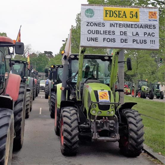 Les agriculteurs meurthe-et-mosellans avaient « décoré » leurs tracteurs de nombreux slogans. Photo : DR