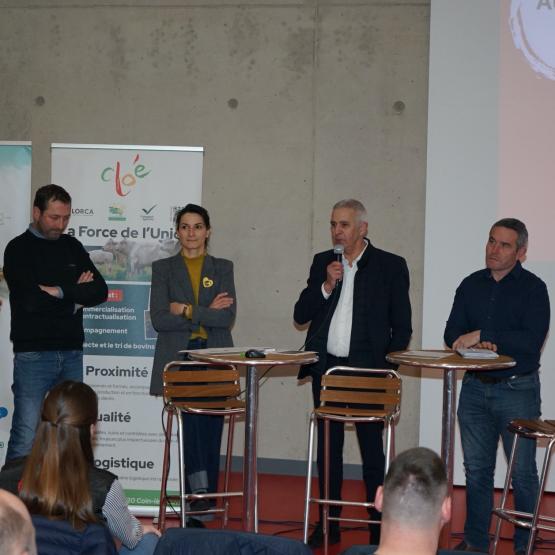 De g. à d. : Fabien Crémel, chargé de la commercialisation des produits Cloé, Anne-Laure Vabre, responsable filières du groupe Bigard, Dominique Guineheux, responsable des achats du groupe Bigard, et Xavier Lerond d’Interbev Grand Est. Photo DL.
