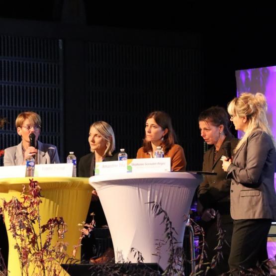 De g. à d. : Daniel Gremillet (sénateur), Catherine Faivre-Pierret (FNSEA), Estelle Pochat (CDA 57), Amandine Tiha (MSA) et Sabine Delbosc-Naudan (CCMSA) ont débattu sur la place des femmes en agriculture. La table ronde était animée par Stéphanie Geroude