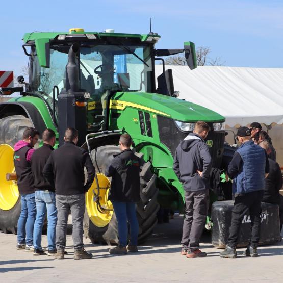 Yves Durand, agriculteur dans la Marne, a équipé son tracteur d’un système de télégonflage  Ptg. Il a partagé son expérience à la centaine de participants présents à la journée. Photo : H.Flamant
