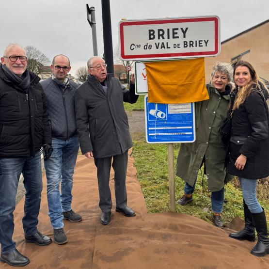 Les partenaires s’apprêtent à lever le voile sur le panneau. Photo : Grdf.