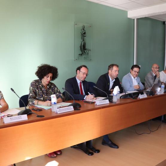 De g. à d. : Laure Génin (1ère Vp Cda 54), Chaynesse Khirouni (pdte Conseil  départemental), Adrien Gaubert (ss-préfet Lunéville) Jérémy Jenneson et  Richard Cherrier (pdt et directeur Cda 54), Emmanuel Tirtaine (Ddt) et Vincent  Barad (Vp Cda 54).