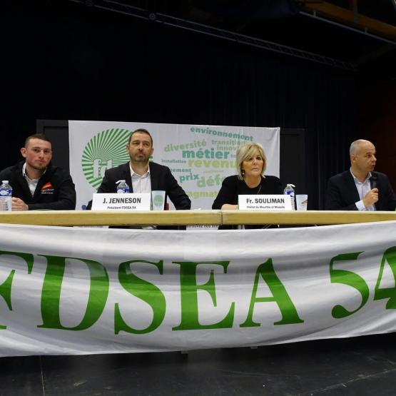 Florian Segault (président JA) ; Jérémy Jenneson (président FDSEA) ; Françoise Souliman (préfet) et Arnaud Rousseau (président FNSEA). Photo : JL.Masson