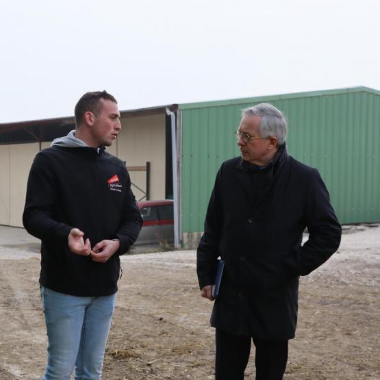 Le préfet Yves Séguy (à d.), accompagné de Nizar Azouz, sous-préfet de Toul (à g.) s'est rendu sur l'exploitation de Florian Segault, à Bruley. Photo : H.Flamant