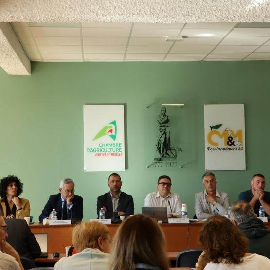 De g. à d. : Laure Génin (CDA 54), Chaynesse Khirouni (présidente Conseil départemental), Yves Séguy (préfet), Jérémy Jenneson (CDA 54), Richard Cherrier (CDA 54), Nicolas Petitjean (CDA 54), Florian Segault (CDA 54) et Vincent Barard (CDA 54). Photo DR.