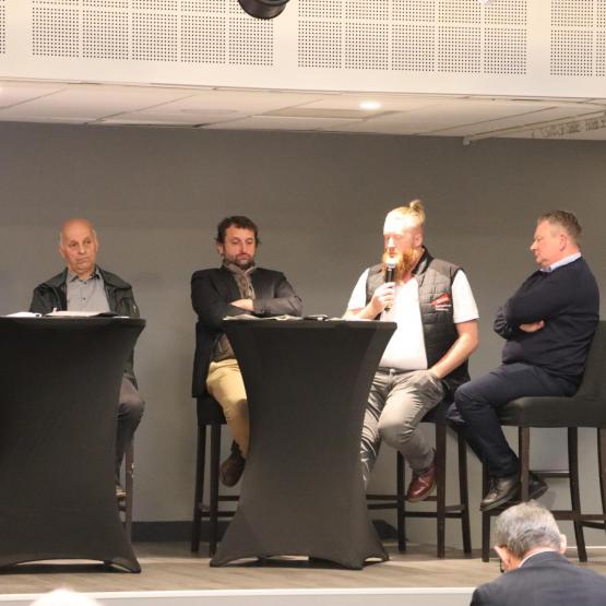 Table ronde : Être céréalier en 2050 ou «Produire mieux n’empêche pas de produire plus» Jean-Guillaume Hannequin. La table ronde «céréalier en 2050» a insisté sur «le produire mieux qui n’empêche pas de produire plus». De g. à d. : Alain Brangé (Fdsea 54)