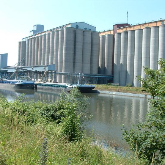 Le silo du port de Frouard (54), inauguré en 1976, propriété de l'UCA, dispose aujourd'hui de 183.000 t de capacités de stockage. Photo DR