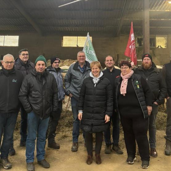 Leçon de choses à la ferme Revémont pour la sénatrice Véronique Guillotin. Photo DR