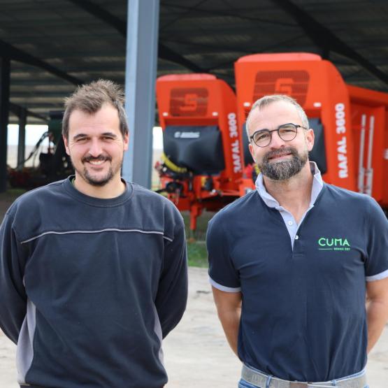 Vincent Leclerc (à gauche) et Alain Vincent (à droite) devant le bâtiment de stockage de la Cuma de Mazières-lès-Vic. (Crédit photo : J.JORIS)