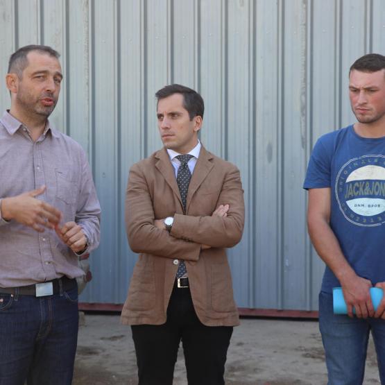 Jérémy Jenneson, président de la Fdsea (à g.), et Florian Segault,  président de Ja 54 (à d.), ont développé les divers sujets d’inquiétudes devant le sous-préfet de Toul, Laurent Naves. Photo : H.Flamant