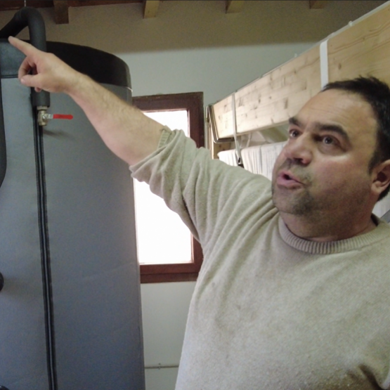 Yves Grandemange, exploitant associé au GAEC du Beillard a fait construire une chaufferie bois attenante à sa fromagerie pour alimenter son laboratoire de transformation. ©Marion Falibois