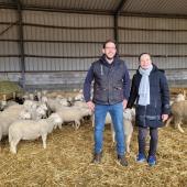 Mathieu et Adeline Carême, une reconversion professionnelle atypique, avec création d’un atelier ovin. Photo : JL.Masson