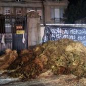 En guise de cadeau, des dépôts de fumier ont été réalisés devant la préfecture et les sous-préfectures, comme ici à Lunéville. Photo DR.