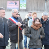 À l’occasion du lancement de Réseau Haies Grand Est, Franck Leroy, président de la Région, les élus régionaux et locaux ont planté un noyer. © Photo Marion FALIBOIS