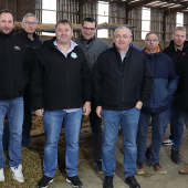 En matinée, sur l’exploitation d’Alexandre Gérard, les représentants syndicaux du Grand Est ont échangé sur l’actualité, particulièrement chargée, de la filière allaitante. © Photo Marion FALIBOIS