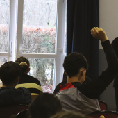 Suite à la représentation, les comédiens interrogent les élèves pour susciter le débat. © Photo Marion FALIBOIS