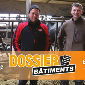 Cédric et Alexis Zenner forment la troisième génération d’éleveurs sur l’exploitation. Leur fils respectif souhaitent poursuivre l’atelier lait, tout en se diversifiant avec la création d’un atelier de poules pondeuses. © Photo Marion FALIBOIS