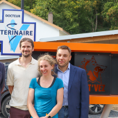 Aurélien Demard (à d.), Marie Schwaab, et Pierre Andrey (2e à g.) ont inauguré la clinique vétérinaire Vet’Vez en présence du président de Région, Franck Leroy. La structure compte une quatrième vétérinaire associée, Louise Fabbri. © HF