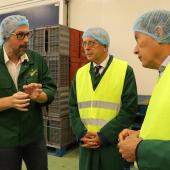 Arnaud Colin (à g.), directeur de Vegafruits, a fait découvrir aux préfets Yves Séguy et Balise Gourtay les investissements réalisés au fil du temps par l’union de coopératives. Photo : H.FLAMANT