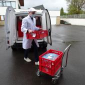 Matthieu Perreaux, responsable commercial de la coopérative « En direct de mon élevage », livrant 65 kg de viande limousine bio, le 18 mai. Photo : JL.Masson