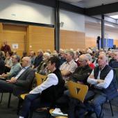 La rencontre s’est poursuivie sur une note festive, avec l’intervention de la troupe des "Perroqueurs public". Photo : H.Flamant