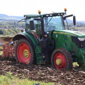 Benjamin Jeanpierre, concurrent départemental sur le labour à  plat, s’est vu attribué la seconde place avec sa charrue Bugnot et  Grégoire Besson. (Crédit photo : Justine JORIS)