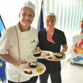 Le chef de cuisine Thierry Staszak et son équipe, aux fourneaux au collège de Valcourt. Photo : Nathalie Herment / CDA 54.