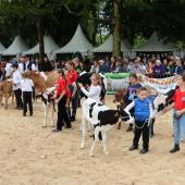 Les enfants d’éleveurs ont connu leur quart d’heure de gloire en défilant avec leurs veaux devant plusieurs centaines de spectateurs. (crédit photo : JJ)