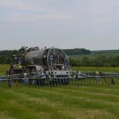 L’utilisation d’un pendillard ou d’un enfouisseur permet de mieux valoriser son apport par rapport à l’utilisation d’une buse-palette. Photo DR.