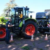 Après avoir écouté les consignes des moniteurs, les élèvent ont appris, sur la piste d’exercice, comment prendre en main un tracteur. Photo : I.ANTOINE